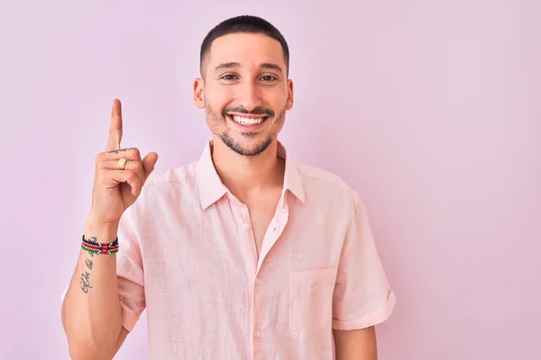 Jonge Knappe Man Draagt Roze Shirt Staan Geïsoleerde Achtergrond Tonen — Stockfoto