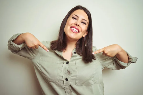 Joven Mujer Morena Hermosa Con Camisa Verde Sobre Fondo Aislado — Foto de Stock