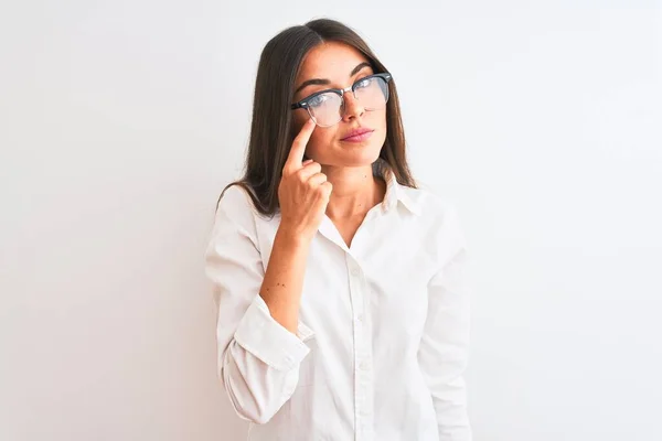 Młoda Piękna Bizneswoman Okularach Stojąca Białym Tle Patrząca Twój Gest — Zdjęcie stockowe