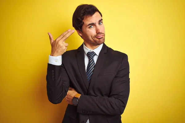 Junger Gutaussehender Geschäftsmann Anzug Und Krawatte Der Vor Isoliertem Gelben — Stockfoto