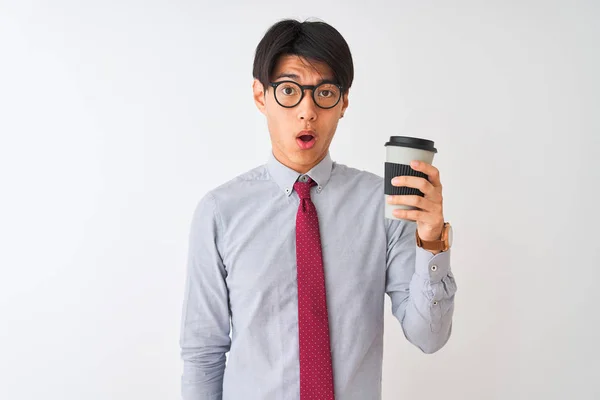 Κινέζος Επιχειρηματίας Φορώντας Γραβάτα Και Γυαλιά Πίνοντας Καφέ Πάνω Από — Φωτογραφία Αρχείου