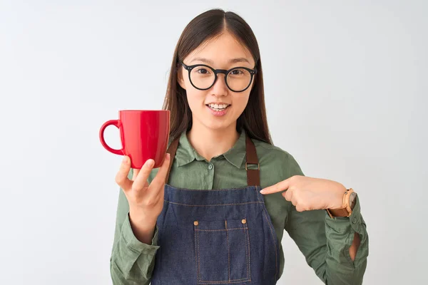 Mujer Barista China Que Usa Anteojos Delantal Bebiendo Café Sobre — Foto de Stock