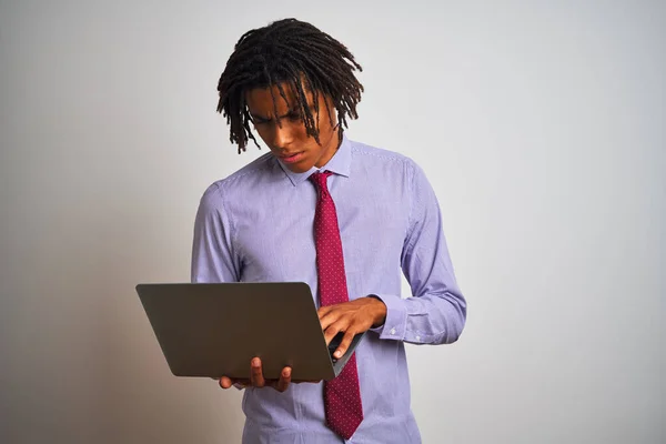Afro Amerikaanse Zakenman Met Dreadlocks Met Laptop Geïsoleerde Witte Achtergrond — Stockfoto