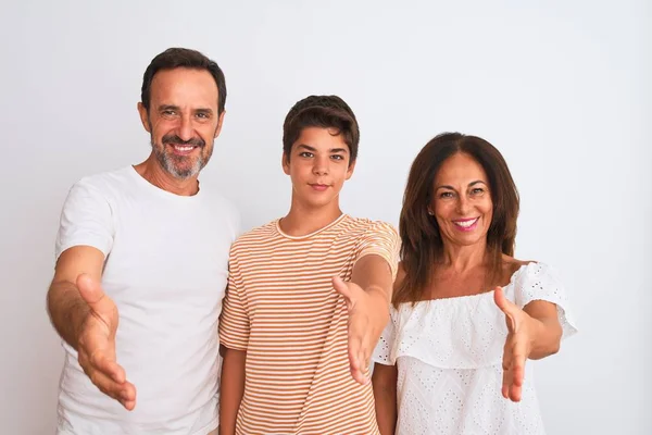 Dreiköpfige Familie Mutter Vater Und Sohn Stehen Vor Weißem Hintergrund — Stockfoto