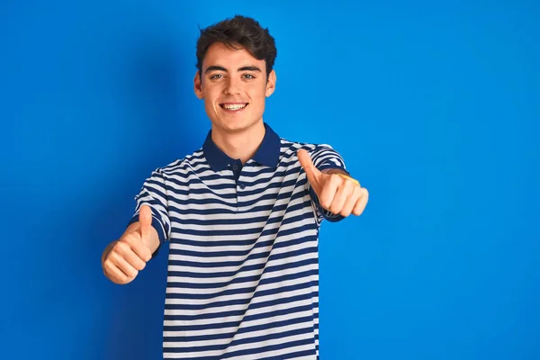 Adolescent Garçon Portant Shirt Décontracté Debout Sur Fond Bleu Isolé — Photo