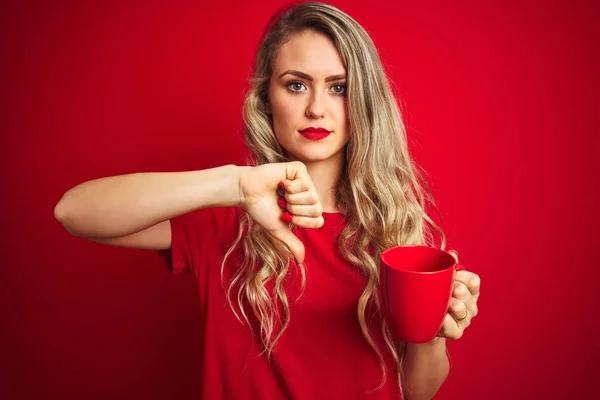 Jeune Belle Femme Buvant Une Tasse Cooffe Sur Fond Rouge — Photo