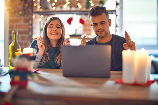 Junge Schöne Paar Sitzt Mit Laptop Weihnachtsdekoration Hause Gestikuliert Daumen — Stockfoto