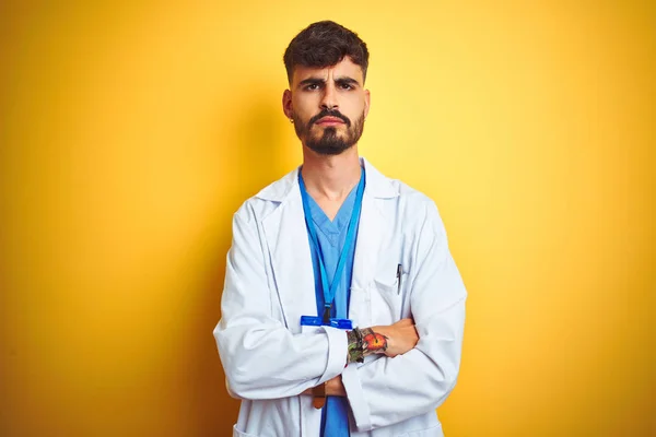 Νεαρός Γιατρός Τατουάζ Που Φοράει Ταυτότητα Στέκεται Πάνω Από Απομονωμένο — Φωτογραφία Αρχείου