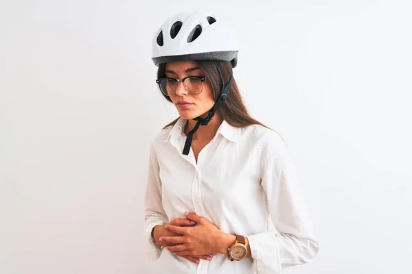 漂亮的女商人头戴眼镜 头戴自行车头盔 双手放在肚子上的白色背景上 因为恶心 痛苦的疾病感觉很不舒服 阿切概念 — 图库照片