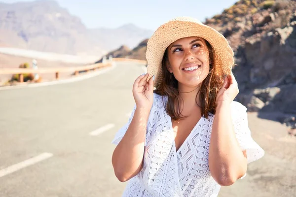 若い美しい観光客の女性は 道路の旅で夏休みを楽しんで笑顔 — ストック写真