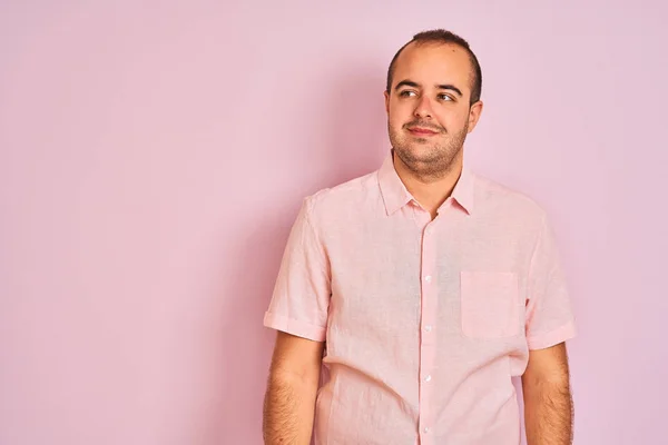 Jovem Vestindo Camisa Elegante Sobre Fundo Rosa Isolado Sorrindo Olhando — Fotografia de Stock