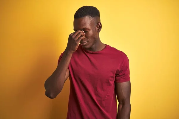 Hombre Afroamericano Joven Con Camiseta Roja Pie Sobre Fondo Amarillo — Foto de Stock