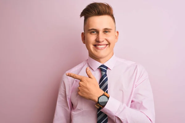 Joven Hombre Negocios Guapo Con Camisa Corbata Pie Sobre Fondo — Foto de Stock