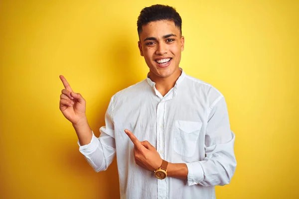 Mladý Brazilský Podnikatel Elegantní Košili Stojí Nad Izolovaným Žlutým Pozadím — Stock fotografie