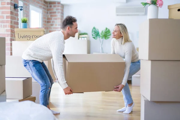 Junges Schönes Paar Zieht Kartons Neuen Zuhause — Stockfoto