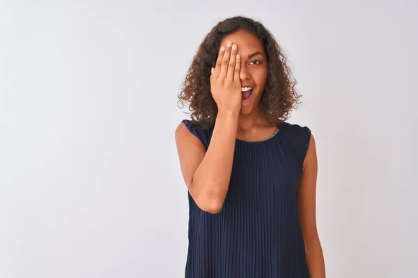 Mujer Brasileña Joven Con Vestido Azul Pie Sobre Fondo Blanco — Foto de Stock