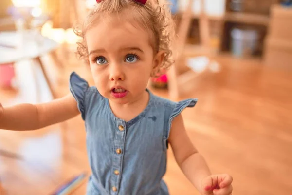 漂亮的高加索婴儿在五颜六色的游戏室玩玩具 幼稚园快乐嬉闹 — 图库照片