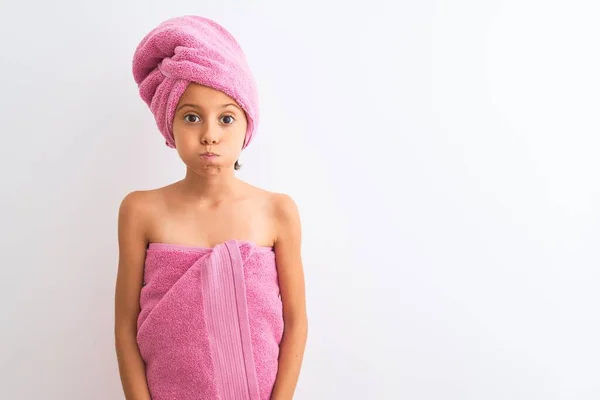 Hermosa Niña Usando Toalla Ducha Después Del Baño Pie Sobre — Foto de Stock