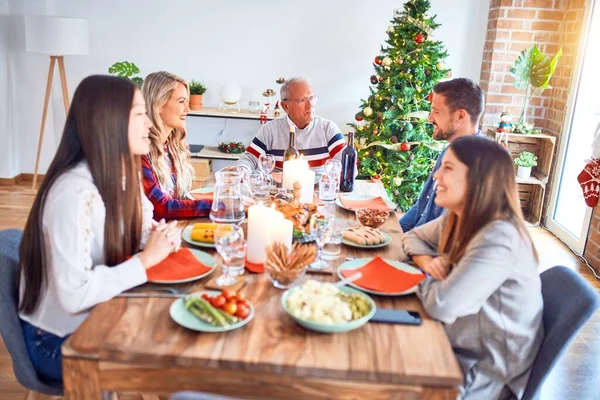 Schöne Familientreffen Lächelnd Glücklich Und Zuversichtlich Putenbraten Essen Und Weihnachten — Stockfoto