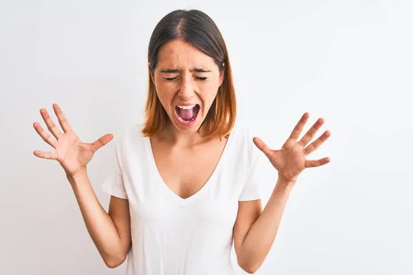 Mooie Roodharige Vrouw Draagt Casual Witte Shirt Geïsoleerde Achtergrond Vieren — Stockfoto