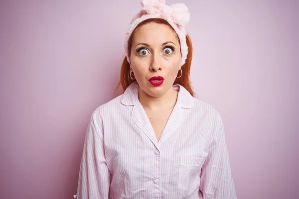 Junge Schöne Rothaarige Frau Pyjama Steht Über Rosa Isolierten Hintergrund — Stockfoto