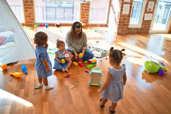 Hermosa Maestra Grupo Niños Pequeños Jugando Alrededor Muchos Juguetes Jardín — Foto de Stock