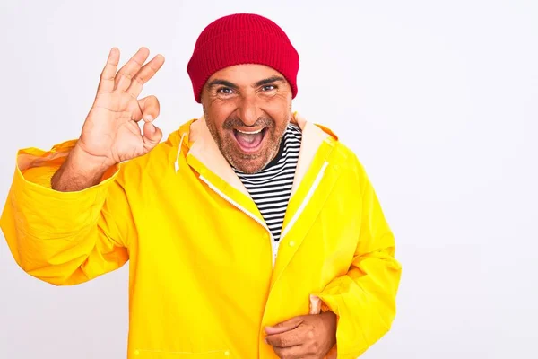 Uomo Mezza Età Indossa Cappotto Antipioggia Cappello Lana Piedi Sopra — Foto Stock