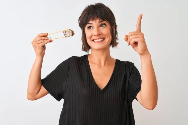 Joven Hermosa Mujer Comiendo Sushi Usando Palillos Pie Sobre Fondo — Foto de Stock