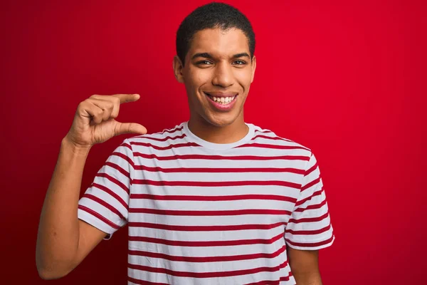 Homem Árabe Bonito Jovem Vestindo Shirt Listrada Sobre Fundo Vermelho — Fotografia de Stock