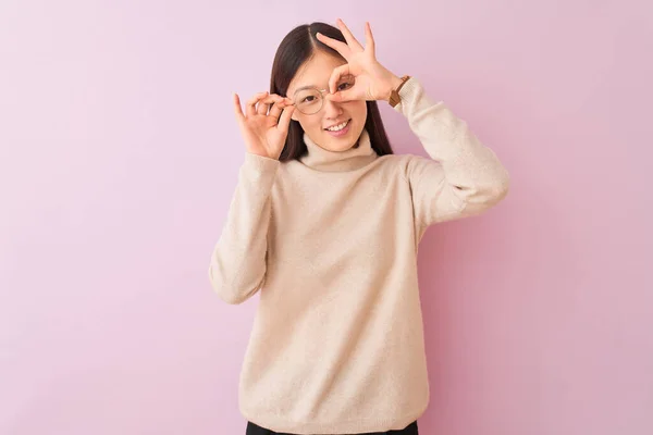 Mujer Joven China Que Usa Suéter Cuello Alto Gafas Sobre —  Fotos de Stock