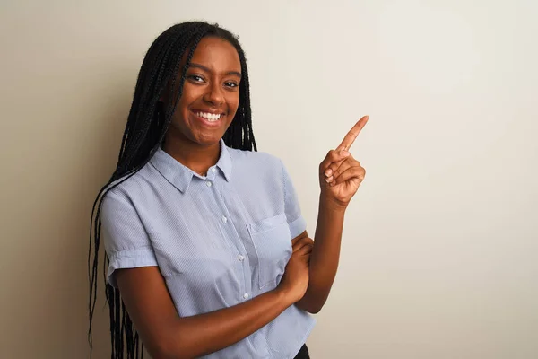 Młoda Afroamerykanka Pasiastej Koszuli Stojąca Nad Odizolowanym Białym Tłem Dużym — Zdjęcie stockowe