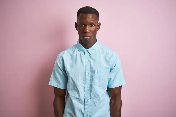 Hombre Afroamericano Con Camisa Azul Casual Pie Sobre Fondo Rosa — Foto de Stock