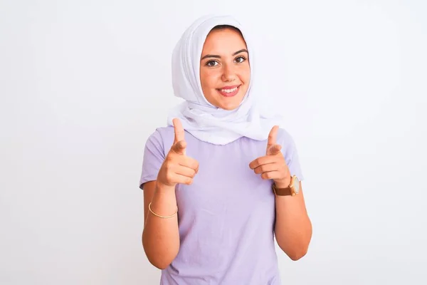 Junges Schönes Arabisches Mädchen Hijab Das Vor Isoliertem Weißem Hintergrund — Stockfoto