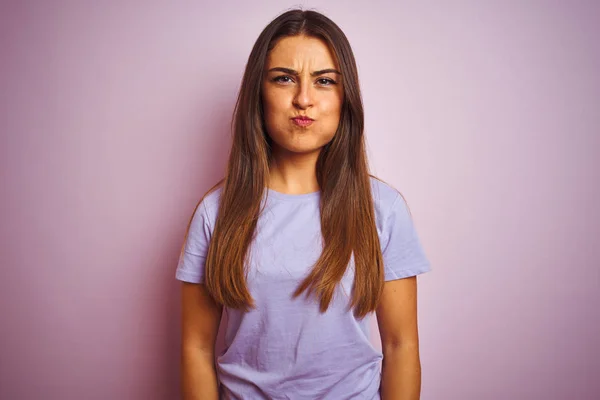 Jovem Mulher Bonita Vestindo Shirt Casual Sobre Fundo Rosa Isolado — Fotografia de Stock