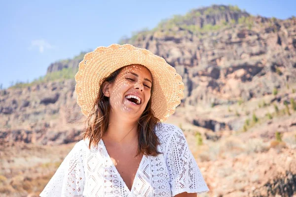 Jonge Mooie Vrouw Genieten Van Zomervakantie Berg Landschap Reiziger Meisje — Stockfoto