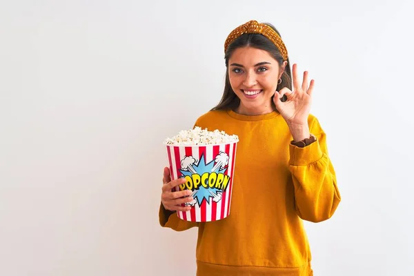 Giovane Bella Donna Possesso Pacchetto Popcorn Piedi Sfondo Bianco Isolato — Foto Stock