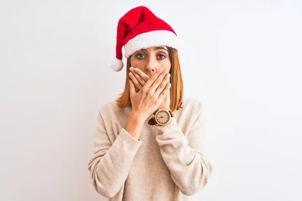 Vacker Rödhårig Kvinna Bär Jul Hatt Över Isolerad Bakgrund Chockad — Stockfoto