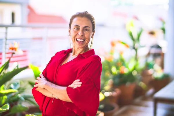 Mulher Bonita Meia Idade Sorrindo Feliz Confiante Com Sorriso Rosto — Fotografia de Stock