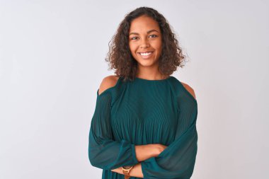 Yeşil tişört giyen genç Brezilyalı bir kadın izole edilmiş beyaz arka planda durup kollarını kavuşturup kameraya bakarken gülümsüyor. Pozitif kişi.