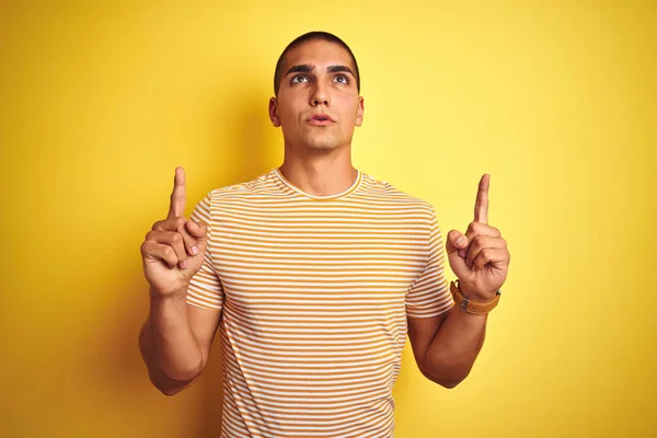 Joven Hombre Guapo Con Camiseta Rayas Sobre Fondo Aislado Amarillo —  Fotos de Stock