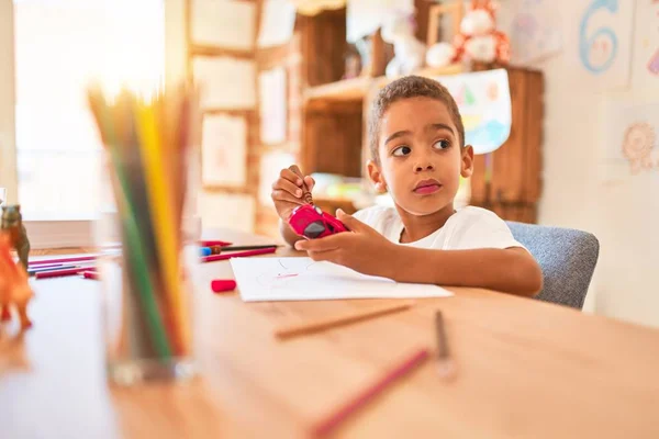 Bella Africano Americano Bambino Seduto Pittura Auto Giocattolo Utilizzando Pennarello — Foto Stock