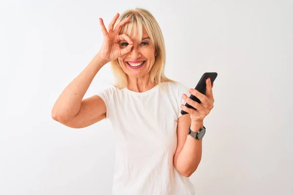 Mulher Meia Idade Usando Smartphone Sobre Fundo Branco Isolado Com — Fotografia de Stock