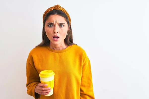 Ung Vacker Kvinna Dricka Glas Bort Kaffe Över Isolerad Vit — Stockfoto