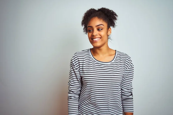 Afro Amerikaanse Vrouw Draagt Marine Gestreept Shirt Staan Geïsoleerde Witte — Stockfoto