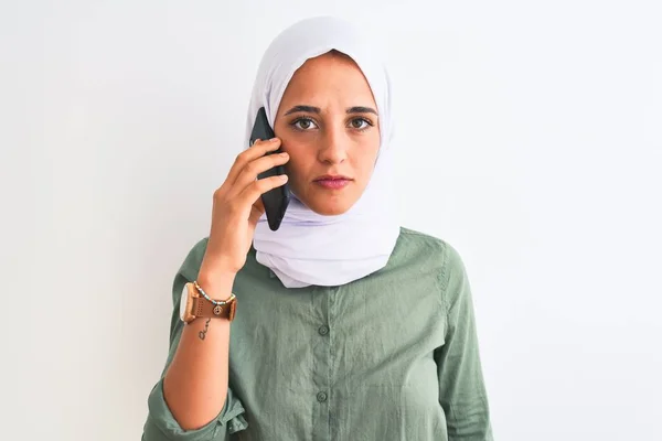 Νεαρή Άραβα Που Φοράει Μαντίλα Και Μιλάει Smartphone Απομονωμένο Φόντο — Φωτογραφία Αρχείου