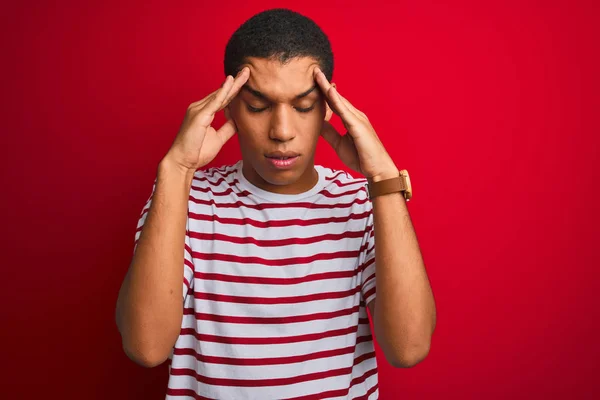 Homem Árabe Bonito Jovem Vestindo Shirt Listrada Sobre Fundo Vermelho — Fotografia de Stock