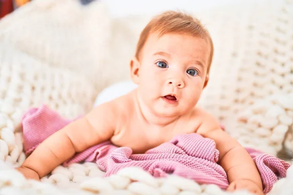 Adorable Bebé Acostado Sobre Una Manta Sofá Casa Recién Nacido —  Fotos de Stock