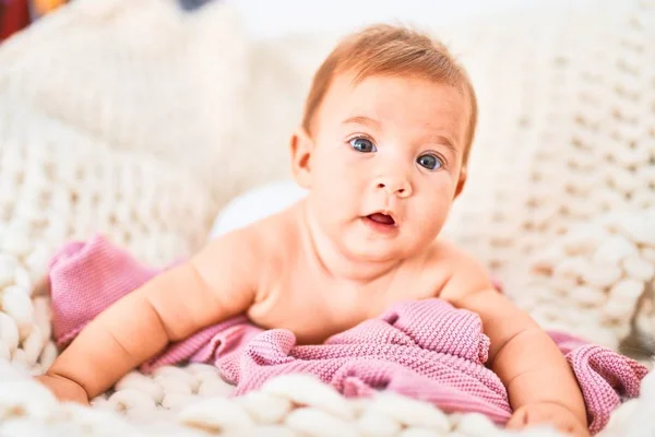 Bambino Adorabile Sdraiato Sopra Una Coperta Sul Divano Casa Neonato — Foto Stock