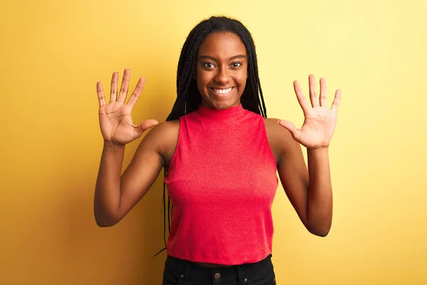 Mujer Afroamericana Vistiendo Una Camiseta Casual Roja Pie Sobre Fondo —  Fotos de Stock