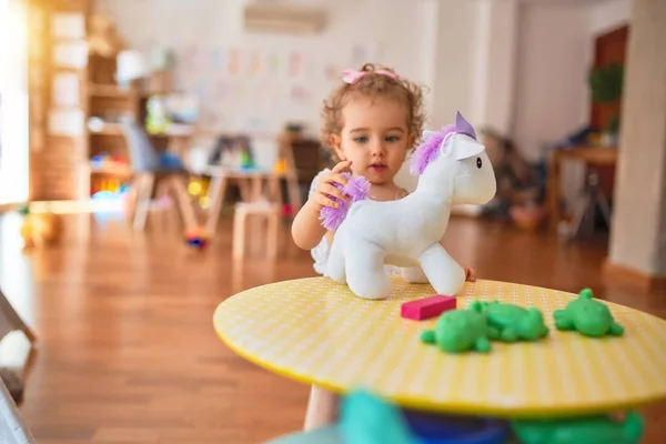 Prachtige Kaukasische Baby Spelen Met Speelgoed Kleurrijke Speelkamer Gelukkig Speels — Stockfoto